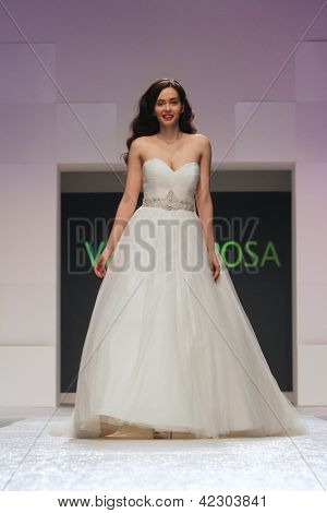 Záhřeb, Chorvatsko - 16. února: Fashion model nosí svatební šaty vyrobené od Vesna Sposa na 