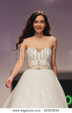Záhřeb, Chorvatsko - 16. února: Fashion model nosí svatební šaty vyrobené od Vesna Sposa na 