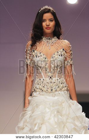 Záhřeb, Chorvatsko - 16. února: Fashion model nosí svatební šaty vyrobené od Vesna Sposa na 
