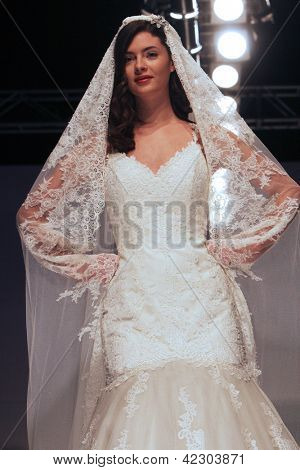 Záhřeb, Chorvatsko - 16. února: Fashion model nosí svatební šaty vyrobené od Vesna Sposa na 