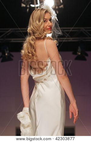 Záhřeb, Chorvatsko - 16. února: Fashion model nosí svatební šaty vyrobené od Vesna Sposa na 