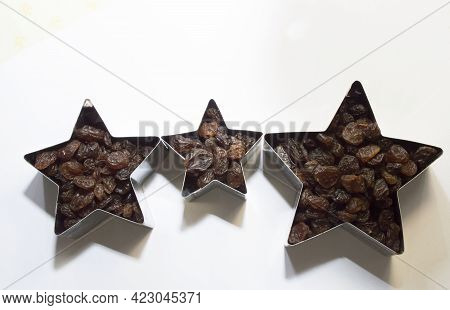 On A White Background Forms Of Stars Filled With Sweet Raisin Fruits
Stars Of Large, Medium And Smal