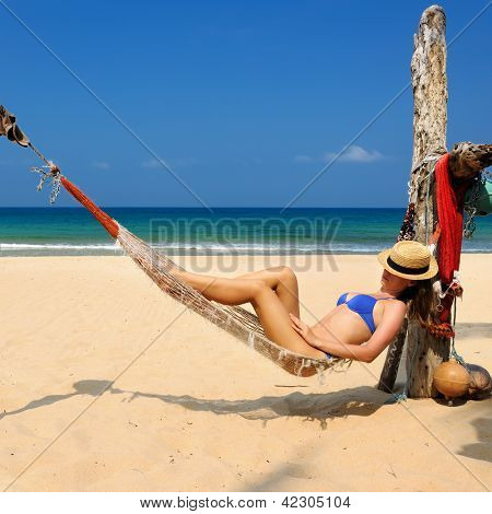 Nainen riippumatto tropical beach at Tioman island, Malesia