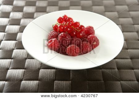 Rote Johannisbeere und Himbeere