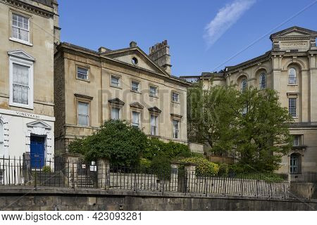 Bath, United Kingdom - June 8, 2021: Historic Buildings Along The Paragon, A Historic Street In The 