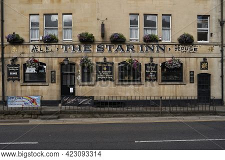 Bath, United Kingdom - June 8, 2021: Historic Public House In The Paragon, A Historic Street In The 