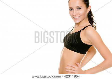 Donna sportiva in stuido davanti a sfondo bianco