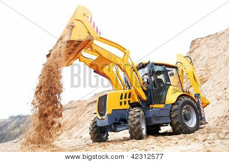 Radlader Bagger mit Tieflöffel entladen Sand am Eathmoving arbeitet in Baustelle