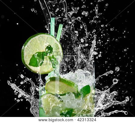 Mojito cocktail über schwarz