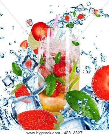 Frucht-Cocktail mit plantschen Flüssigkeit, isolated on white