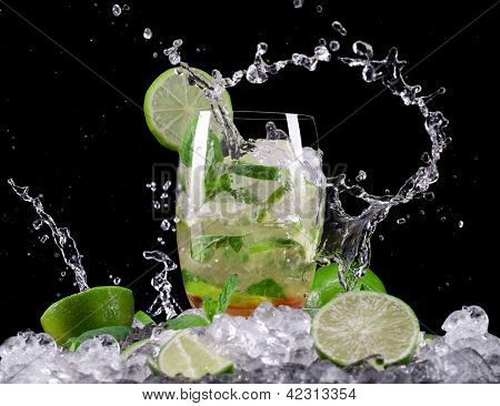 Mojito cocktail auf schwarzem Hintergrund