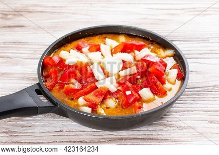Onions And Peppers In A Pan. Chicken Kadhai. Indian Spicy Chicken Curry. Cooking Step By Step