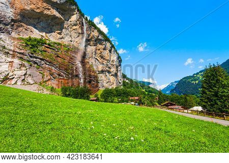 Staubbachfall Wasserfall Waterfall In Lauterbrunnen Valley In The Interlaken District In The Bern Ca