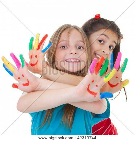 heureux enfants souriants qui jouent avec de la peinture