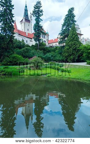 Slottet Pruhonice eller Pruhonicky Zamek sommer se (Prag, Tjekkiet)