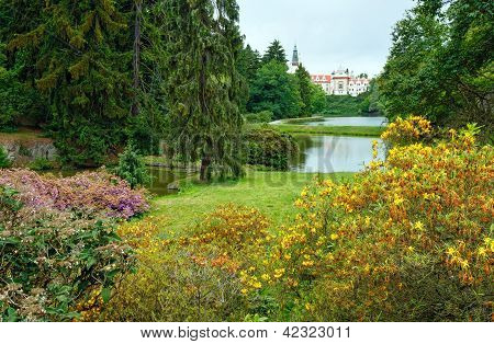 Slottet Pruhonice eller Pruhonicky Zamek sommer se (Prag, Tjekkiet)