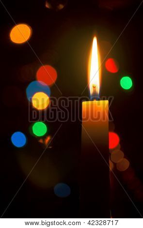 Candlelight i mørkt rum med farve lamper