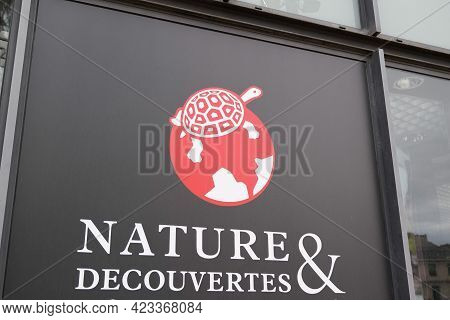 Bordeaux , Aquitaine France - 06 06 2021 : Nature Et Decouvertes Logo Brand And Text Sign Store Chai