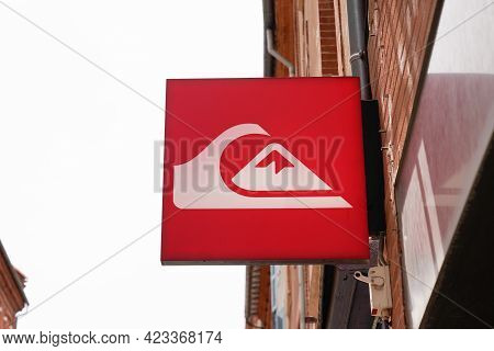 Toulouse , Occitanie France - 06 06 2021 : Quiksilver Logo Brand Fashion Shop And Text Sign Store On