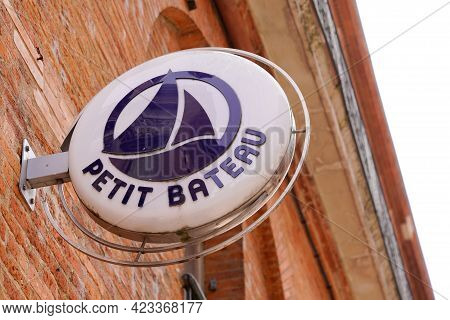 Toulouse , Occitanie France - 06 06 2021 : Petit Bateau Logo Brand Fashion Shop And Text Sign Store 