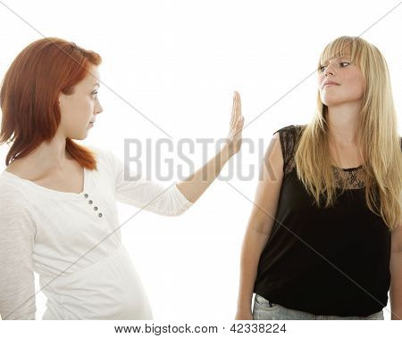 私に話して Stopp 若い美しい赤とブロンド髪の女の子を言う