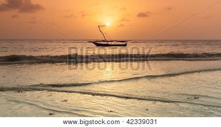 Wschód słońca nad Zanzibar
