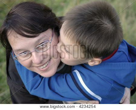 Madre e figlio che abbraccia e sorride.