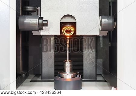 Cutting Drill Bit Assembly With Chuck Or Tool Holder Setting On Tool Presetting And Measuring Machin