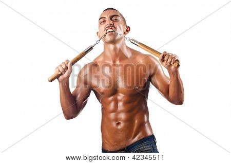 Mand i kampsport koncept med nunchucks