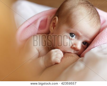 Mère l'allaitement du petit bébé