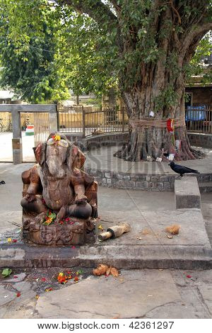 Hindujumala Ganesh lähellä suuri puu patsas