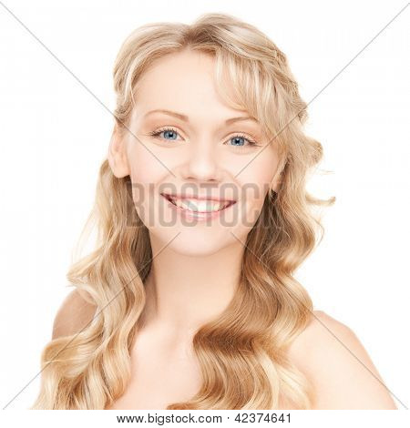 foto brillante della bella donna con i capelli lunghi