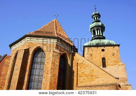 Chiesa in stile gotico con la torre