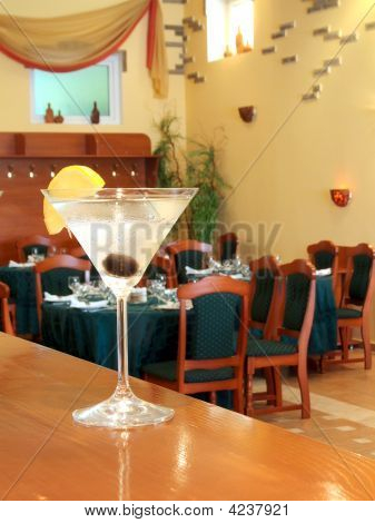 Bebida de Martini com limão e azeite