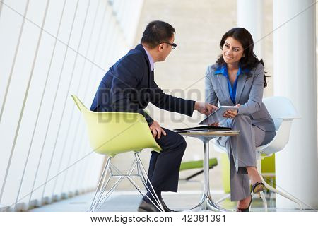 นักธุรกิจและการประชุม Businesswoman ในสำนักงานสมัยใหม่