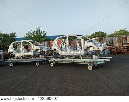 A Car Body Parts Pain Color In Trolley