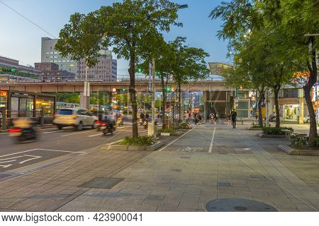 Taipei, Taiwan - Aug 8, 2018 : Many Vehicles Transport On Zhonghua Road Near Ximending In Taipei, Ta