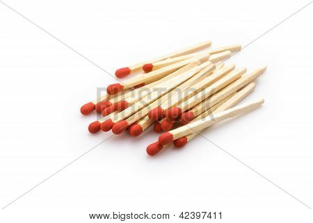 กอง matchsticks ขึ้นบนพื้นสีขาว