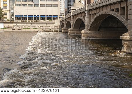 Grand Rapids, Mi, Usa - June 7, 2008: Rapid Creating White Foam In River Just At Pearl Street Nw Arc
