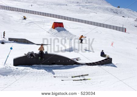 Sciare sulle piste della stazione sciistica di Pradollano In Spagna di uomo