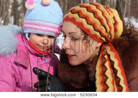 Anya és lánya a téli Vértes Wood