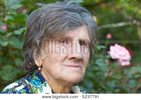 Ritratto di vecchia signora (84 anni vecchio). All'aperto