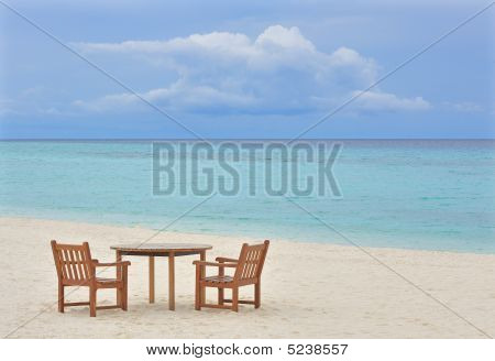 Stół i krzesła na pusty Tropical Beach