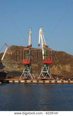 Port (Port) Vladivostok z podnoszenia dźwigiem.