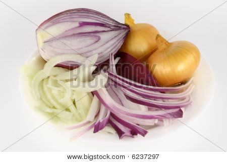 rote und gelbe Zwiebel Zwiebeln und Scheiben