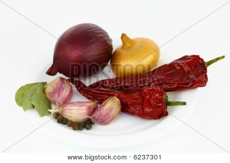 Zwiebeln, Knoblauch, Paprika und Bay leafs