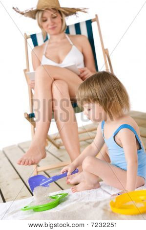 บี - แม่กับเด็กเล่นกับของเล่นในทราย