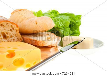 Kawałek masła i chleba nożem