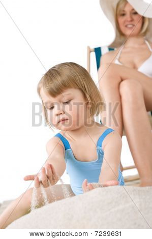 บี - แม่กับเด็กเล่นกับของเล่นในทราย