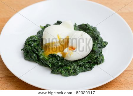 Boiled egg on a bed of spinach, a healthy Italian recipe - Uova mollette agli spinaci.